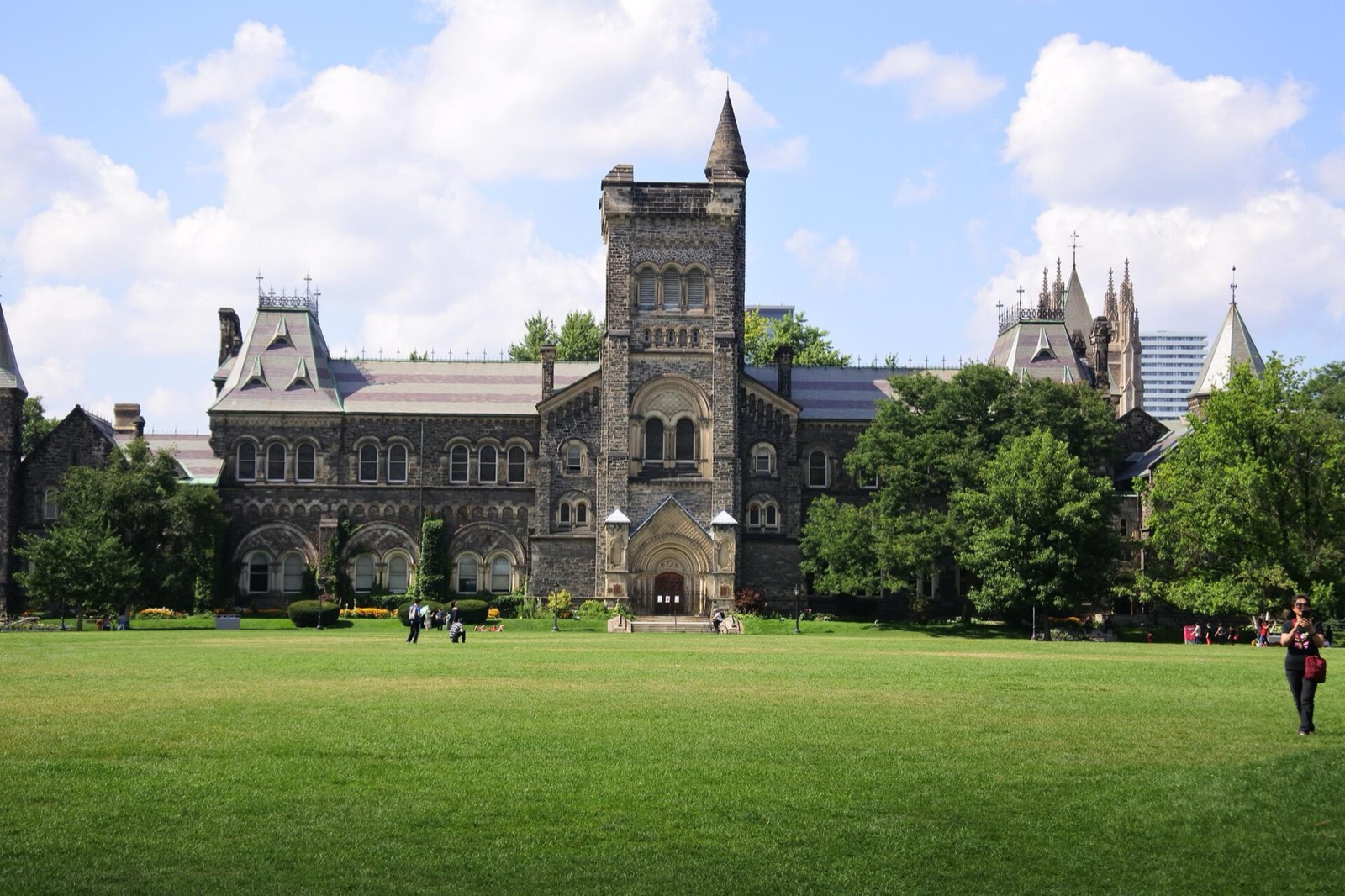 How Much Does UofT Cost: Tuition, Housing, and Scholarships